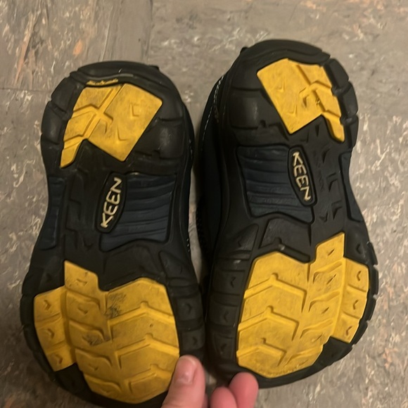 Keen toddler size US 11 Briggs sneakers - Picture 2 of 5